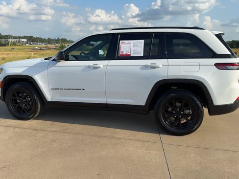 Used 2025 Jeep Grand Cherokee Altitude AWD/4WD image 6