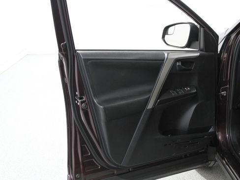 Used 2018 Toyota RAV4 LE image 4