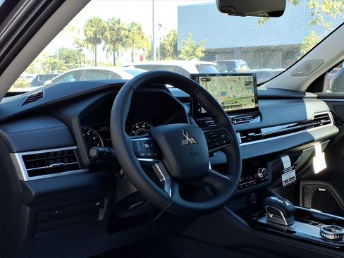 New 2025 Mitsubishi Outlander SE image 11