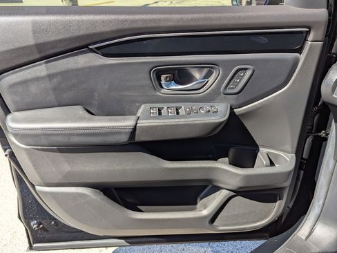 Used 2025 Honda Pilot EX-L image 10