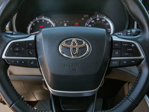 Used 2023 Toyota Highlander LE FWD image 16