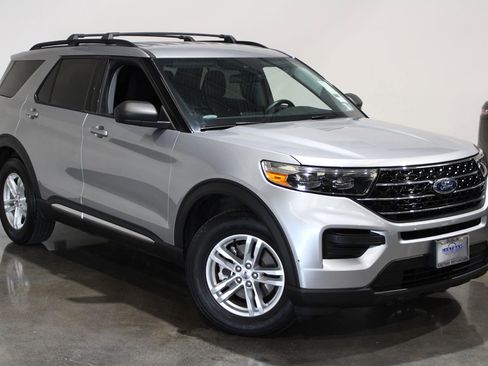 Used 2020 Ford Explorer XLT image 2