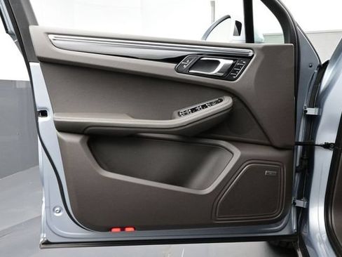 Certified 2025 Porsche Macan AWD/4WD image 7