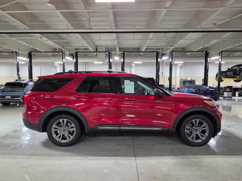 Used 2021 Ford Explorer XLT w/ Equipment Group 202A image 8
