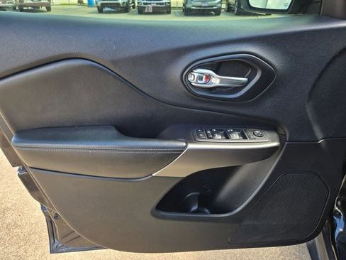 Used 2019 Jeep Cherokee Latitude Plus w/ Comfort/Convenience Group image 9