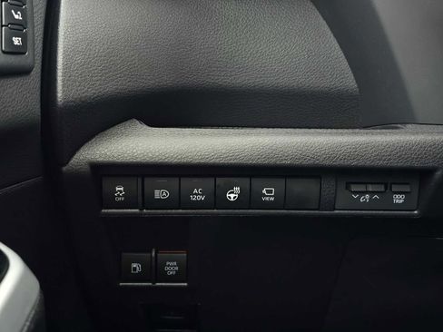 Used 2025 Toyota Sienna Platinum image 30