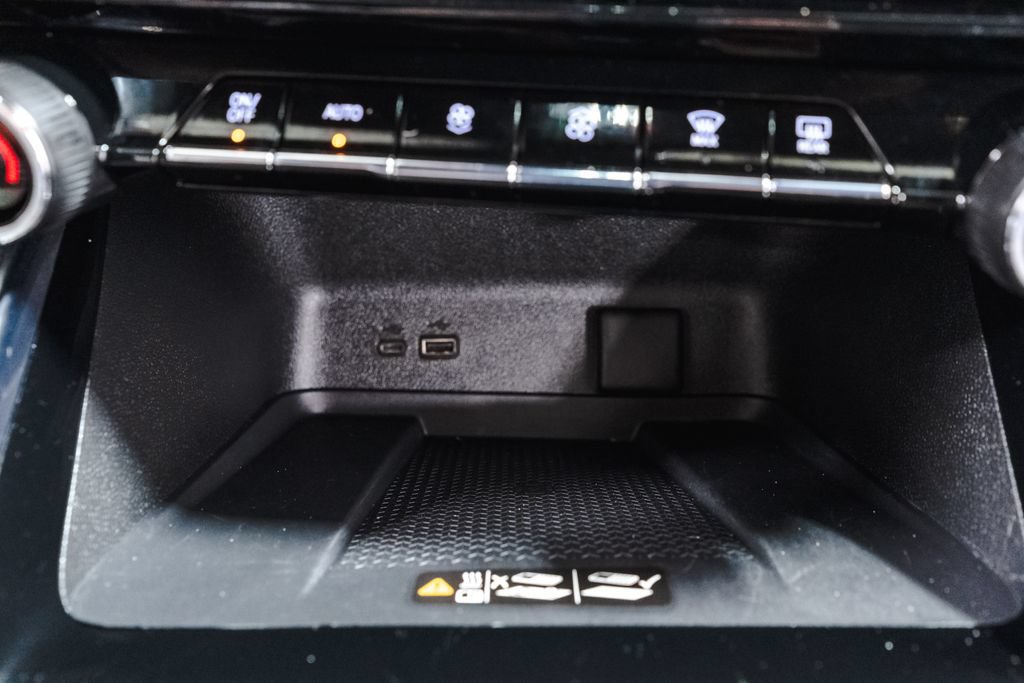 Used 2026 Chevrolet Traverse LT FWD image 18