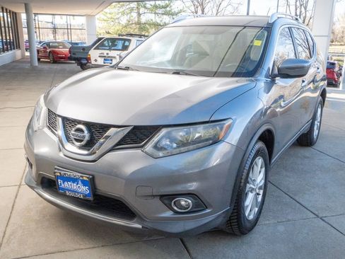 Used 2016 Nissan Rogue SV image 3
