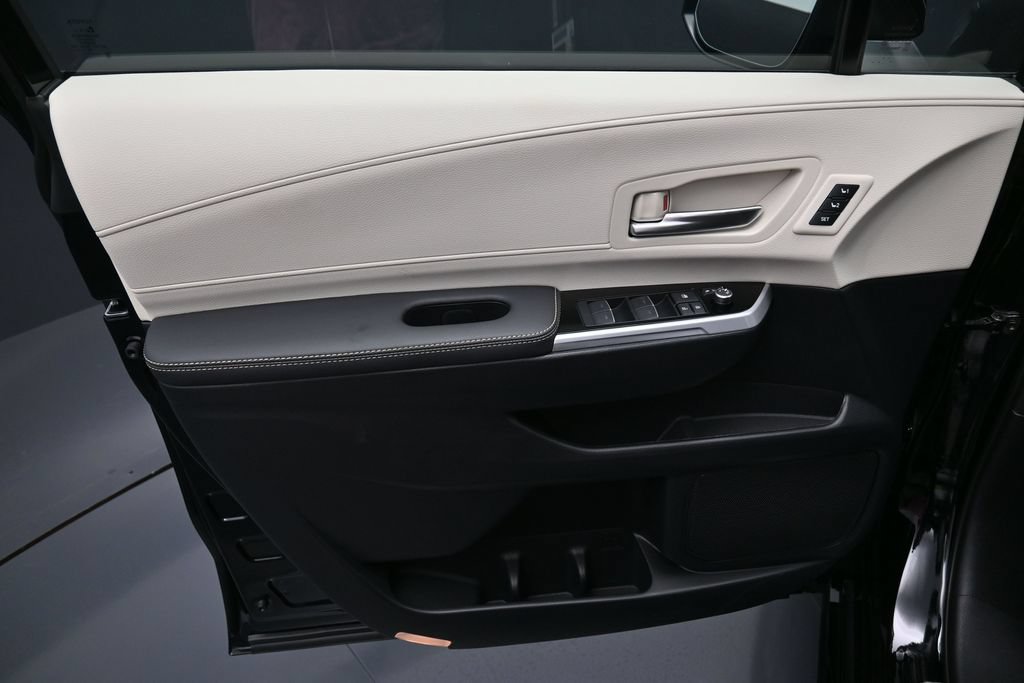 Used 2026 Toyota Sienna Limited FWD image 11