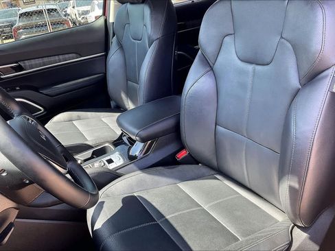 Certified 2024 Kia Telluride EX w/ EX Captain's Chair Package FWD image 9