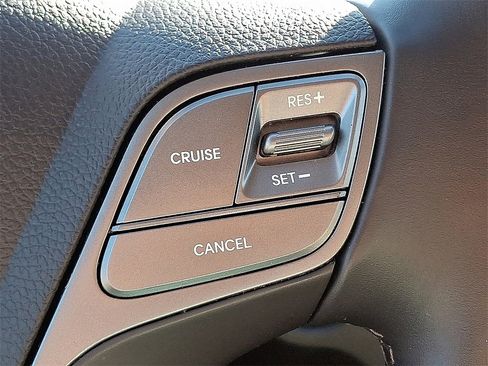 Used 2017 Hyundai Santa Fe SE image 25