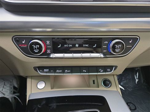Certified 2025 Audi Q5 2.0T Premium image 11