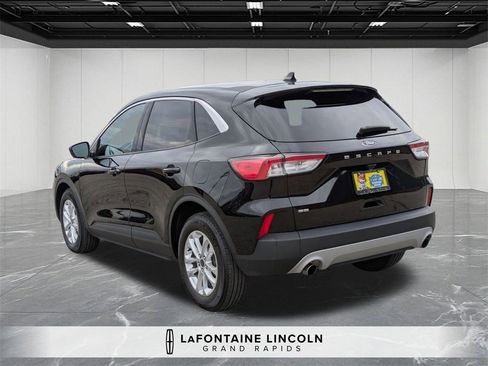 Used 2022 Ford Escape SE image 3