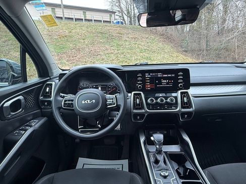 Used 2022 Kia Sorento LX image 10