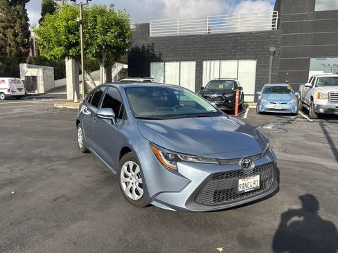 Used 2022 Toyota Corolla LE FWD image 2
