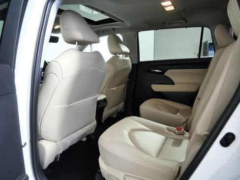 Used 2023 Toyota Highlander XLE AWD/4WD image 14