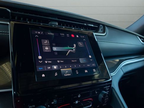 Used 2023 Jeep Grand Cherokee Altitude AWD/4WD image 22