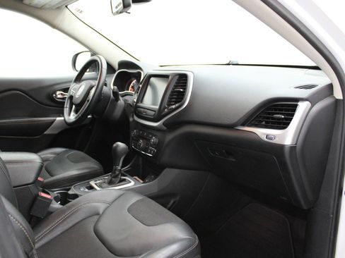 Used 2018 Jeep Cherokee Latitude Plus FWD image 10