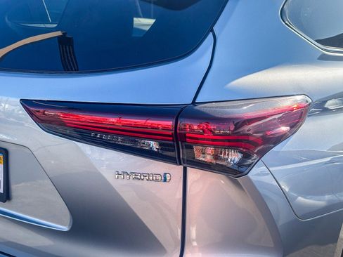 Certified 2024 Toyota Highlander LE FWD image 8