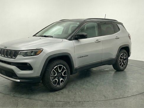 Used 2025 Jeep Compass Trailhawk image 3
