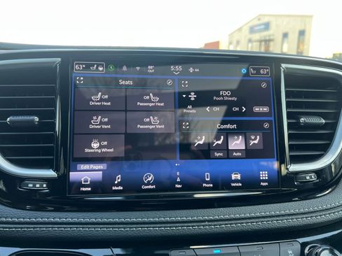Used 2025 Chrysler Pacifica Limited image 21