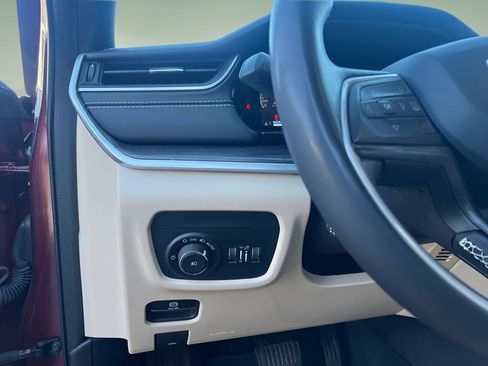 Used 2023 Jeep Grand Cherokee Limited w/ Luxury Tech Group II image 13