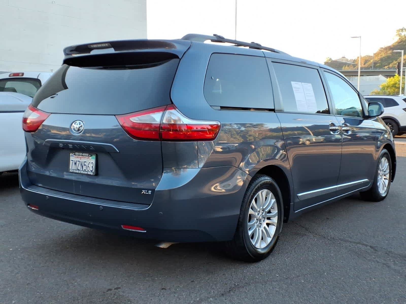 Used 2015 Toyota Sienna XLE w/ XLE Navigation Package FWD image 4