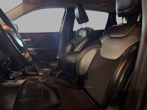 Used 2019 Jeep Cherokee Latitude Plus w/ Cold Weather Group image 10