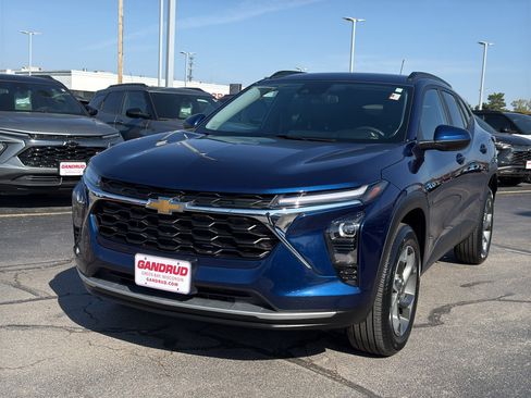 Certified 2024 Chevrolet Trax LT w/ Driver Confidence Package FWD image 2