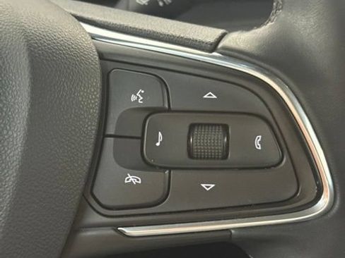 Used 2025 Buick Encore GX Sport Touring FWD image 4