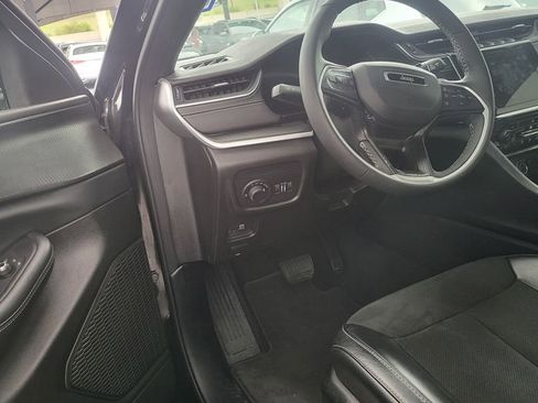 Used 2025 Jeep Grand Cherokee Altitude AWD/4WD image 2