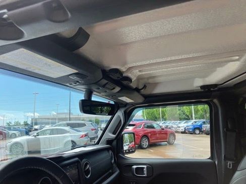 Certified 2019 Jeep Wrangler Unlimited Sahara AWD/4WD image 23