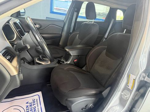 Used 2016 Jeep Cherokee Latitude FWD image 18