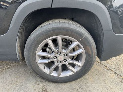 Used 2024 GMC Terrain SLT w/ Infotainment Package II image 11