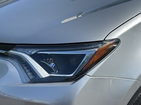 Used 2017 Toyota RAV4 XLE AWD/4WD image 8