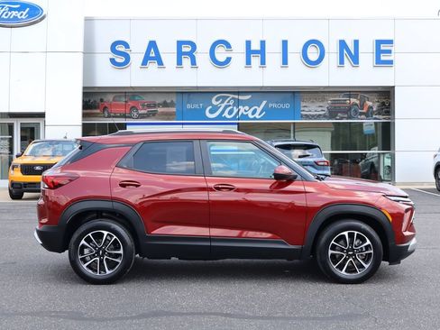 Used 2024 Chevrolet TrailBlazer LT w/ LT Cold Weather Package FWD image 2