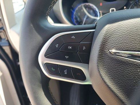 Used 2024 Chrysler Pacifica Touring-L FWD image 20