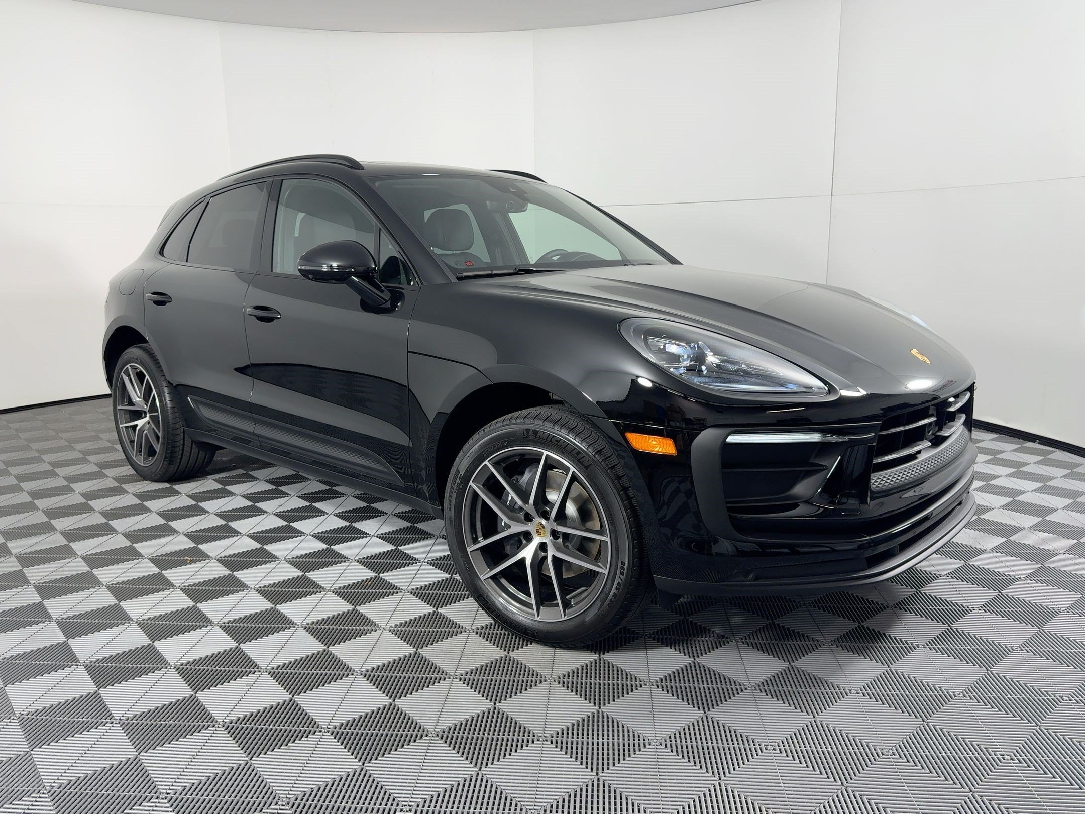 Certified 2026 Porsche Macan AWD/4WD image 7