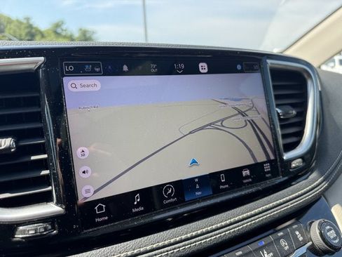 Used 2023 Chrysler Pacifica Limited w/ Uconnect Theater Family Group FWD image 23