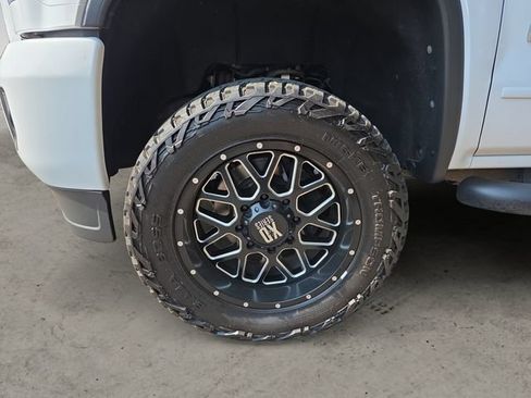 Used 2018 GMC Sierra 2500 SLT w/ Duramax Plus Package AWD/4WD image 9