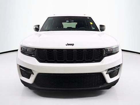 Used 2023 Jeep Grand Cherokee Altitude AWD/4WD image 2