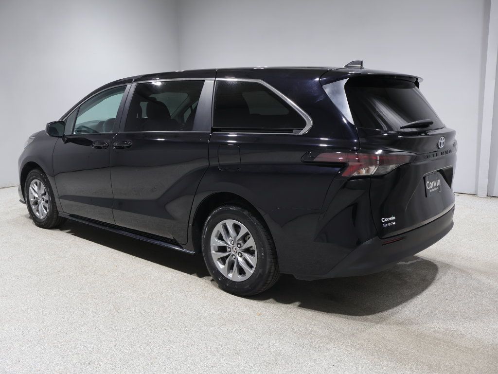 Used 2025 Toyota Sienna LE FWD image 4