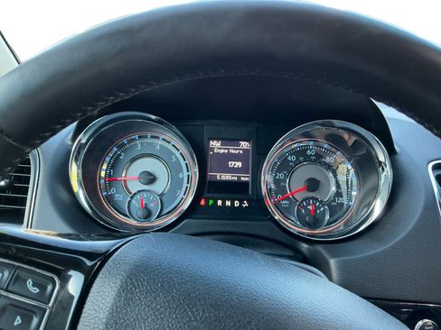 Used 2016 Chrysler Town & Country Limited image 12