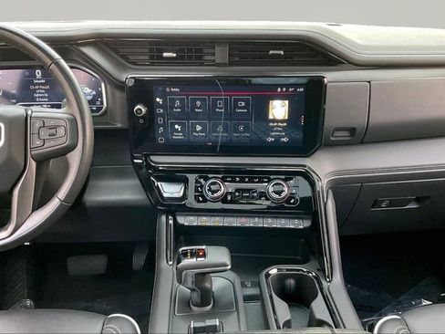 Used 2023 Chevrolet Suburban Premier image 9