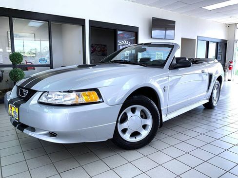 Used 2000 Ford Mustang Convertible RWD image 2