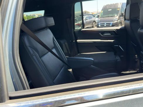Used 2025 GMC Yukon XL Denali AWD/4WD image 13