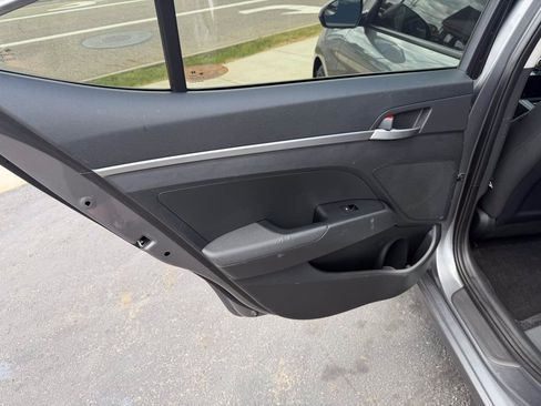 Used 2019 Hyundai Elantra SE w/ Cargo Package FWD image 14