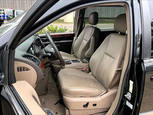 Used 2016 Chrysler Town & Country Touring image 8