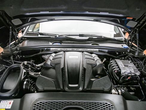 Certified 2023 Porsche Macan S AWD/4WD image 32