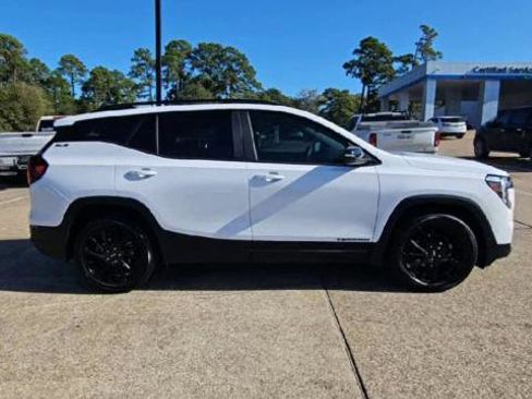 Used 2023 GMC Terrain SLE w/ Driver Convenience Package image 8